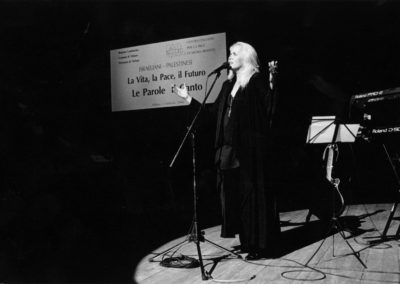 Celebrazione degli Accordi di Washington. Milano, avvenimento al Piccolo Teatro "Le parole e il Canto". Febbraio 1994. L'artista israeliana Miri Aloni.