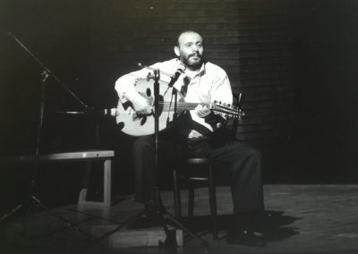 Celebrazione degli Accordi di Washington. Milano, avvenimento al Piccolo Teatro "Le parole e il Canto". Febbraio 1994. Il cantante palestinese  Mustafa Al-Kurd.