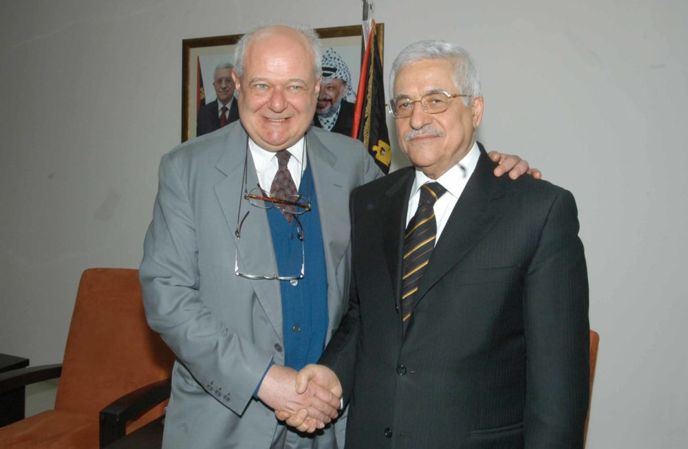 Janiki Cingoli con il Presidente palestinese Mahmūd Abbās.